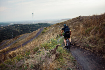 Obraz premium Junger mann beim Fahrradfahren in der Natur