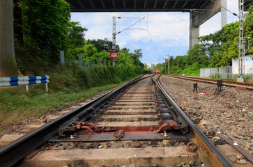 Obraz premium Close up image of railway tracks passing below the Vidyasagar Setu bridge in Kolkata, India.