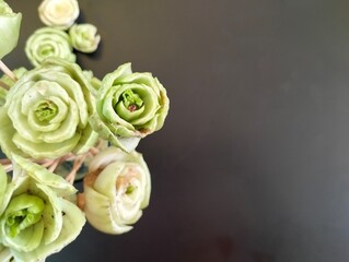 The creation of roses from the base of the bok choy vegetable stem, arranged into a beautiful arrangement of roses, and several flowers that are lying down, arranged into a beautiful flower.
