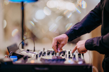 Dj w pracy podczas imprezy