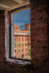 Widok z okna remontu na piękny skończony budynek © rozentuzjazmowany