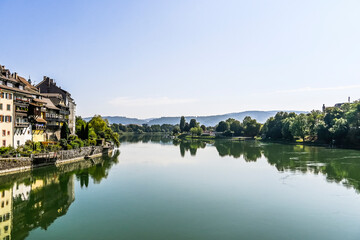 Obraz premium Laufenburg, Laufenburg Baden, Altstadt, Laufenbrücke, Rhein, Rheinuferweg, Altstadthäuser, Sommer, Sommertag, Baden-Württemberg, Deutschland, Schweiz