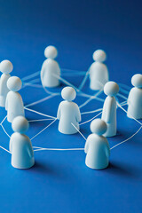 Obraz premium Several human-shaped figures connected by threads isolated on blue