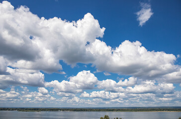 Obraz premium White clouds in sunny weather