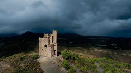 El Castillo de la Mota en Alhaurín el Grande en un día oscuro de lluvia