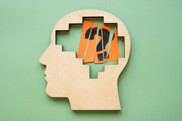Head outline with a question mark. Uncertainty and decision-making.