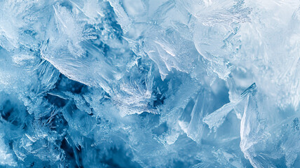 Obraz premium Intricate patterns of blue ice crystals glimmer under natural light in a winter landscape