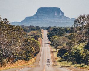 fim de tarde na rodovia BR-230 (conhecida como Transamazônica) na Chapada das Mesas, entre Balsas...