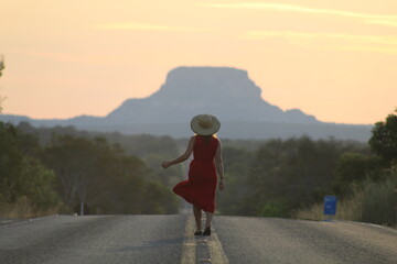 mulher caminhando em rodovia na Chapada das Mesas, entre Balsas e Carolina, Maranhão 