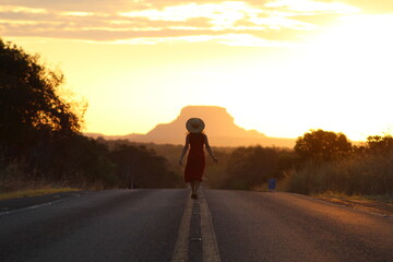 mulher caminhando em rodovia na Chapada das Mesas, entre Balsas e Carolina, Maranhão 