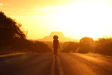 mulher caminhando em rodovia na Chapada das Mesas, entre Balsas e Carolina, Maranhão 