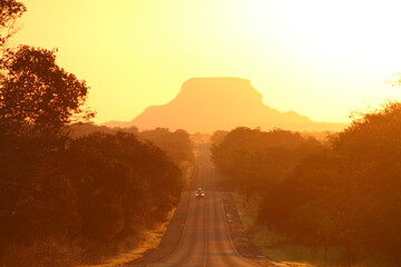 fim de tarde na rodovia BR-230 (conhecida como Transamazônica) na Chapada das Mesas, entre Balsas...