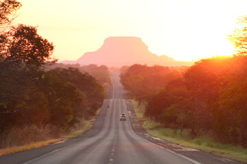 fim de tarde na rodovia BR-230 (conhecida como Transamazônica) na Chapada das Mesas, entre Balsas...