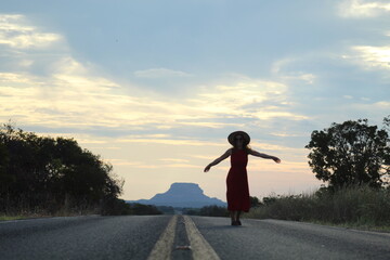 Fototapeta premium mulher caminhando em rodovia na Chapada das Mesas, entre Balsas e Carolina, Maranhão 