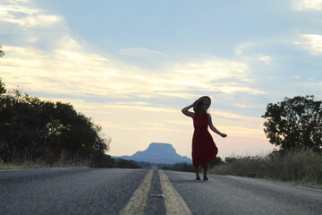 mulher caminhando em rodovia na Chapada das Mesas, entre Balsas e Carolina, Maranhão 