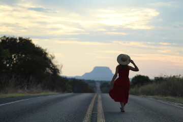 mulher caminhando em rodovia na Chapada das Mesas, entre Balsas e Carolina, Maranhão 