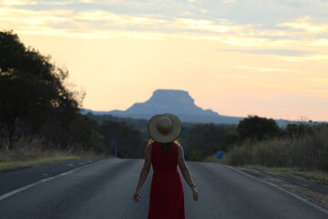 mulher caminhando em rodovia na Chapada das Mesas, entre Balsas e Carolina, Maranhão 