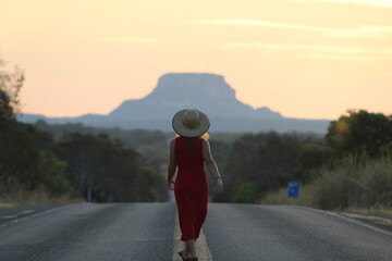 mulher caminhando em rodovia na Chapada das Mesas, entre Balsas e Carolina, Maranhão 