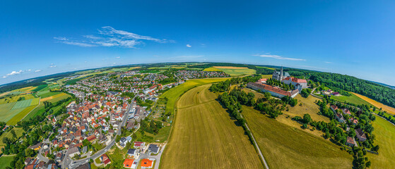 Panorama von Neresheim mit dem markanten Kloster in der Schwäbischen Alb