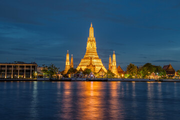 Fototapeta premium Wat Arun Ratchawararam temple. Beautiful sunset at Chao Phraya river, landmark Bangkok Thailand.