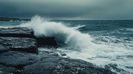 Obraz premium Podium on a rocky shoreline, waves crashing against the rocks, overcast sky