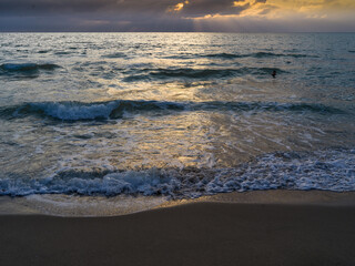 mare al tramonto con cielo bellissimo