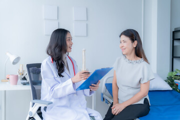 Obraz premium A doctor is giving advice to a patient who is coming for treatment about she's illness.