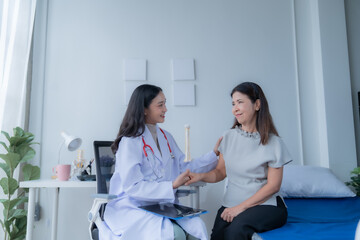Obraz premium A doctor is giving advice to a patient who is coming for treatment about she's illness.