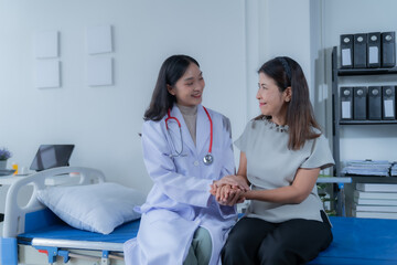 Obraz premium consulting female patient about pills and discussing health treatment sitting in the office at the desk. Medicine and health care concept. Doctor prescribing medicine to patient in the office.