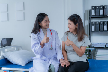 Obraz premium consulting female patient about pills and discussing health treatment sitting in the office at the desk. Medicine and health care concept. Doctor prescribing medicine to patient in the office.