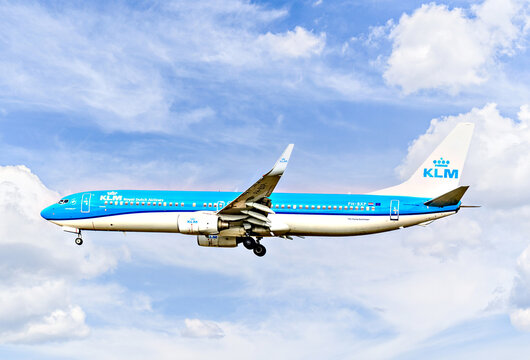 Barcelona, ​​Spain; January 28, 2024: KLM Boeing 737 landing at Josep Tarradellas Barcelona-El Prat Airport