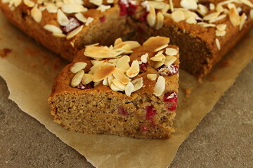 Kuchen mit Himbeeren und Mandelblätter