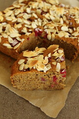 Kuchen mit Himbeeren und Mandelblätter