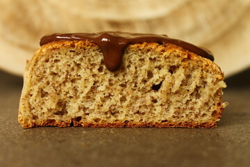 Bananenbrot mit Schokoladenglasur