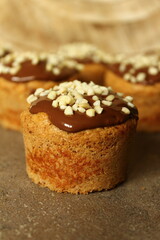 Muffin mit Haselnusskrokant und Schokoglasur