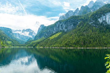 Fototapeta premium Gosausee bei Hallstatt am Dachstein – Atemberaubende Alpenlandschaft in Österreich