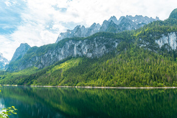 Fototapeta premium Gosausee bei Hallstatt am Dachstein – Atemberaubende Alpenlandschaft in Österreich