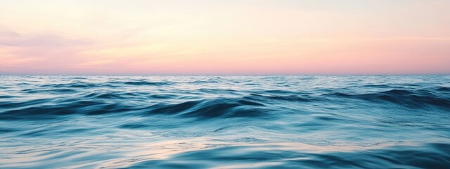 Obraz premium A calm ocean with gentle waves under a pastel colored sky