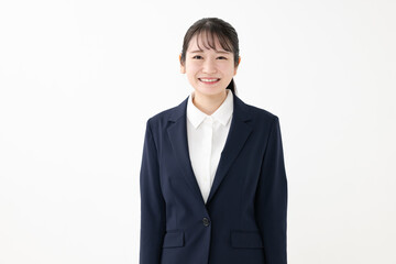 スーツを着た若い女性