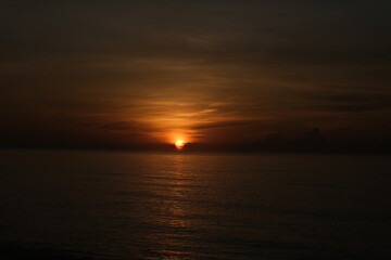 Fototapeta premium The sun rises at the sea in the morning.