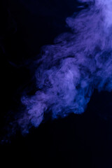 Volutes de fumée flottant sur un fond noir.