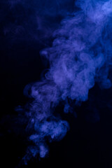 Volutes de fumée flottant sur un fond noir.