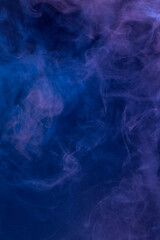 Volutes de fumée flottant sur un fond noir.