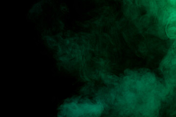 Volutes de fumée flottant sur un fond noir.