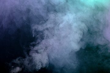 Volutes de fumée flottant sur un fond noir.