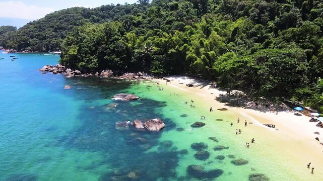 VISTA A&Eacute;REA DA BEL&Iacute;SSIMA ILHA DOS COUVES - UBATUBA - S&Atilde;O PAULO - BRASIL. AERIAL VIEW OF THE BEAUTIFUL COUVES ISLAND - UBATUBA - S&Atilde;O PAULO - BRAZIL