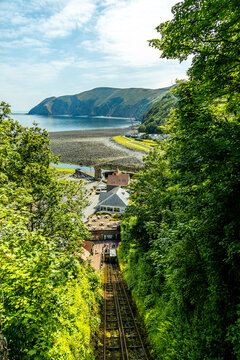 Eine fantastische Wanderung bei den Valley of Rocks zur kleinen Hafenstadt Lynmouth in der Grafschaft Devon - Vereinigtes K&ouml;nigreich