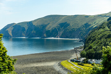 Fototapeta premium Eine fantastische Wanderung bei den Valley of Rocks zur kleinen Hafenstadt Lynmouth in der Grafschaft Devon - Vereinigtes Königreich