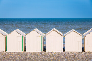 Les cabines de plage et l'océan à Cayeux-sur-Mer