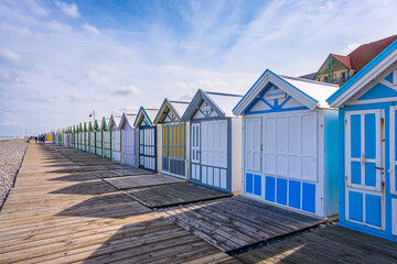 Les cabines de plage et l'océan à Cayeux-sur-Mer